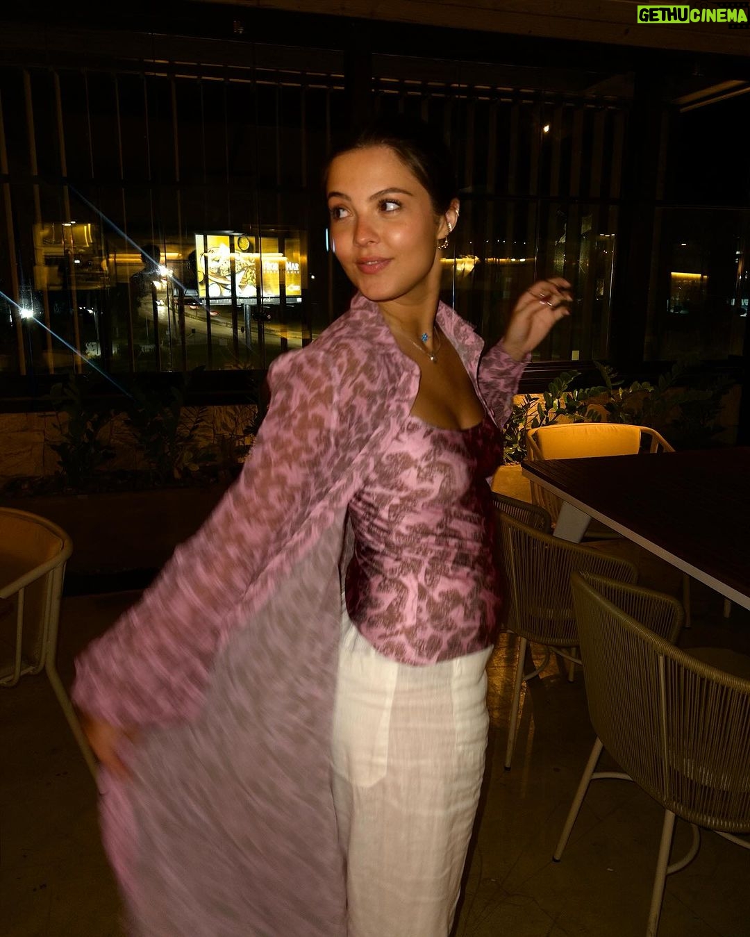 Júlia Gomes Instagram - Minha estampa favorita dessa coleção de @lumonteiroloja 🦋🩷 Encerrando a ultima noite em Floripa!!! 🫶🏻