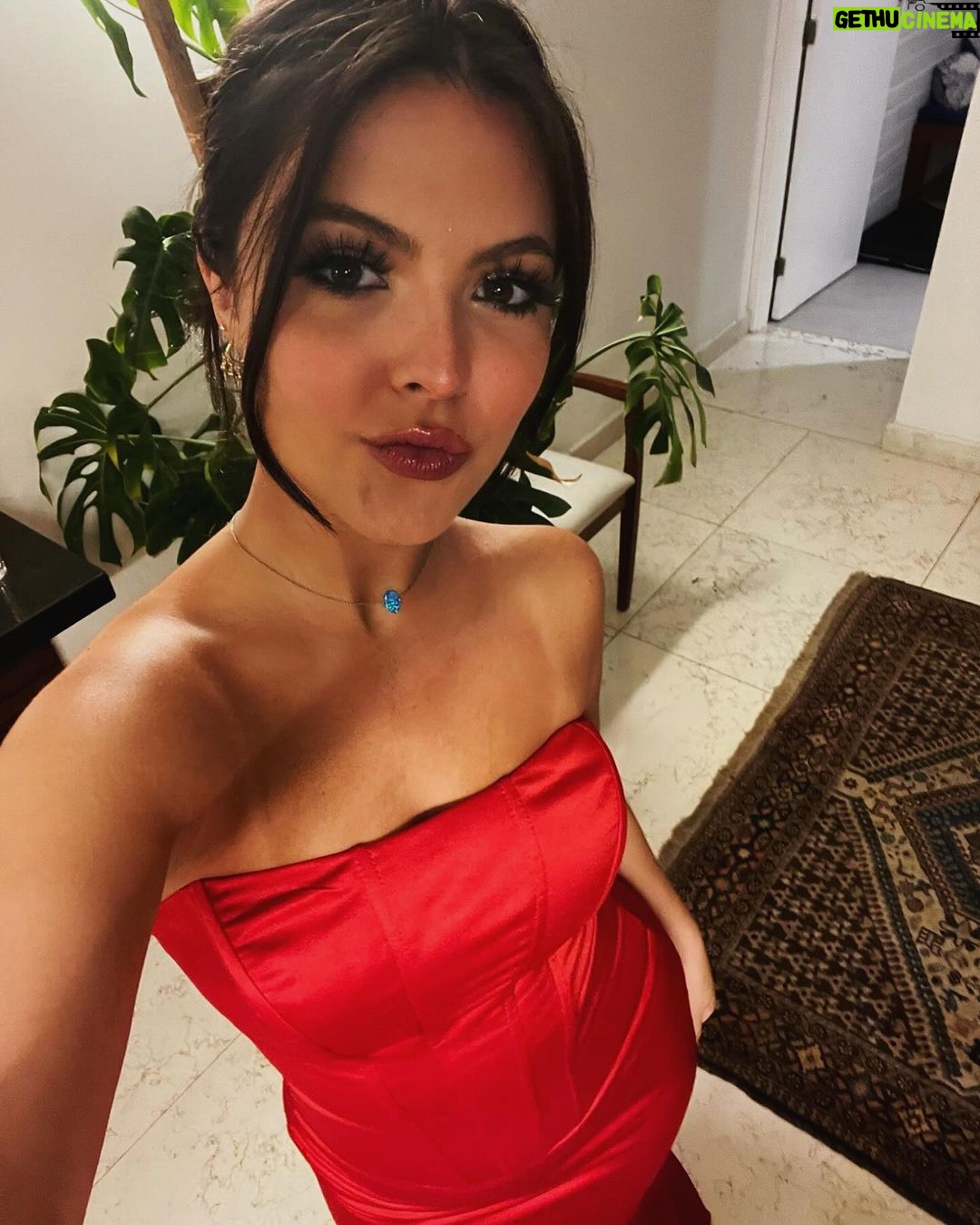 Júlia Gomes Instagram - Nesse Natal eu escolhi comemorar com esse vestido LINDO demais da @littbrasil ❤️ Feliz Natal para todos! 🎄🎁🥰 Rio de Janeiro, Rio de Janeiro