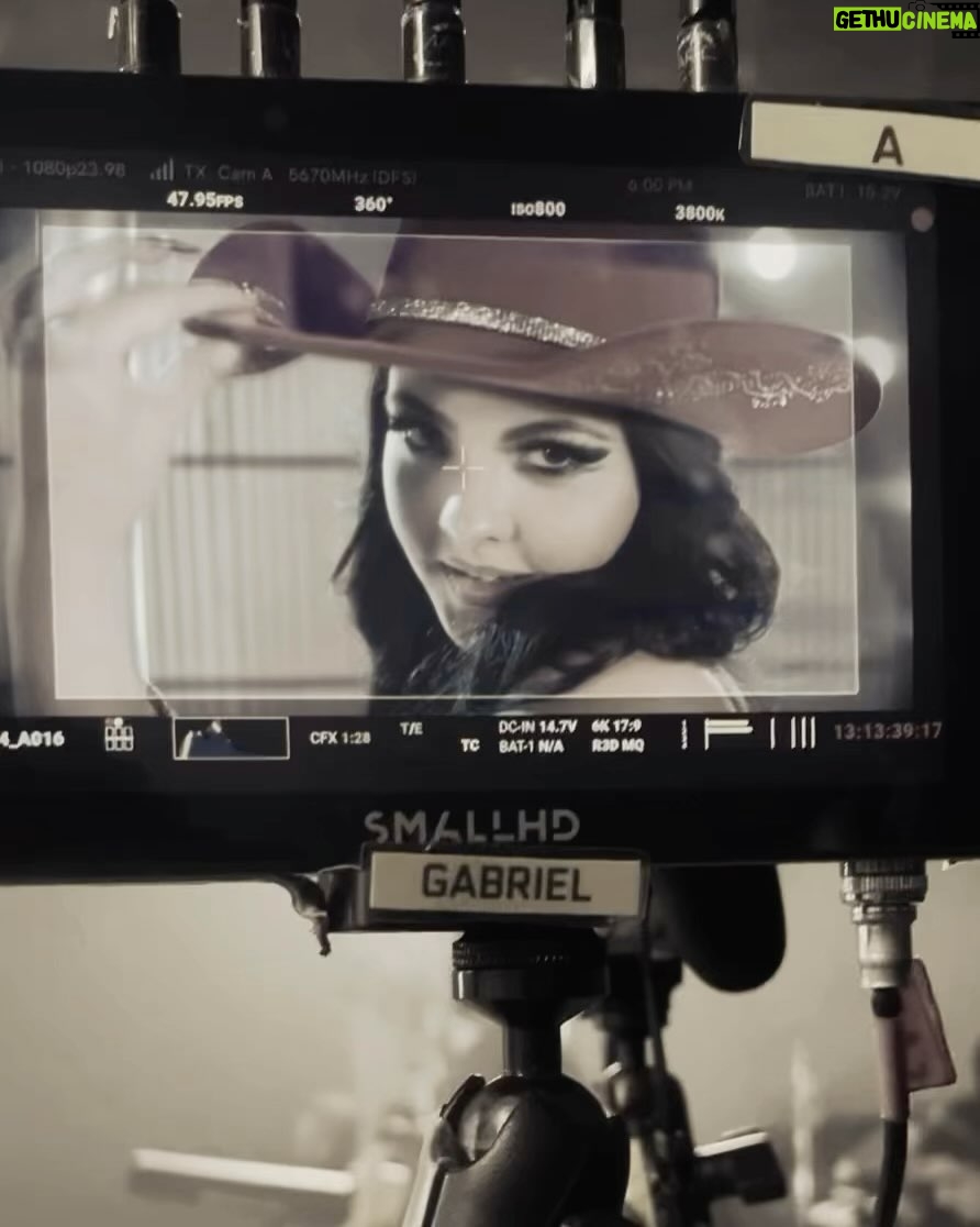 Júlia Gomes Instagram - seguuuuuuuuwwwwra ❤️🔥 Ontem encerramos as gravações desse ano do melhor jeito! Que madrugada mais que especial! Obrigada a todos os envolvidos pela energia, paciência e dedicação! RENSGA! 🤠🤠🤠🤠 Rio de Janeiro, Rio de Janeiro