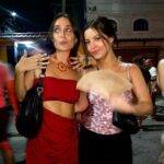 Júlia Gomes Instagram - Amigos, caipirinhas de limão, pirulitos e bolo de aniversário! 🩵 Rio de Janeiro, Rio de Janeiro