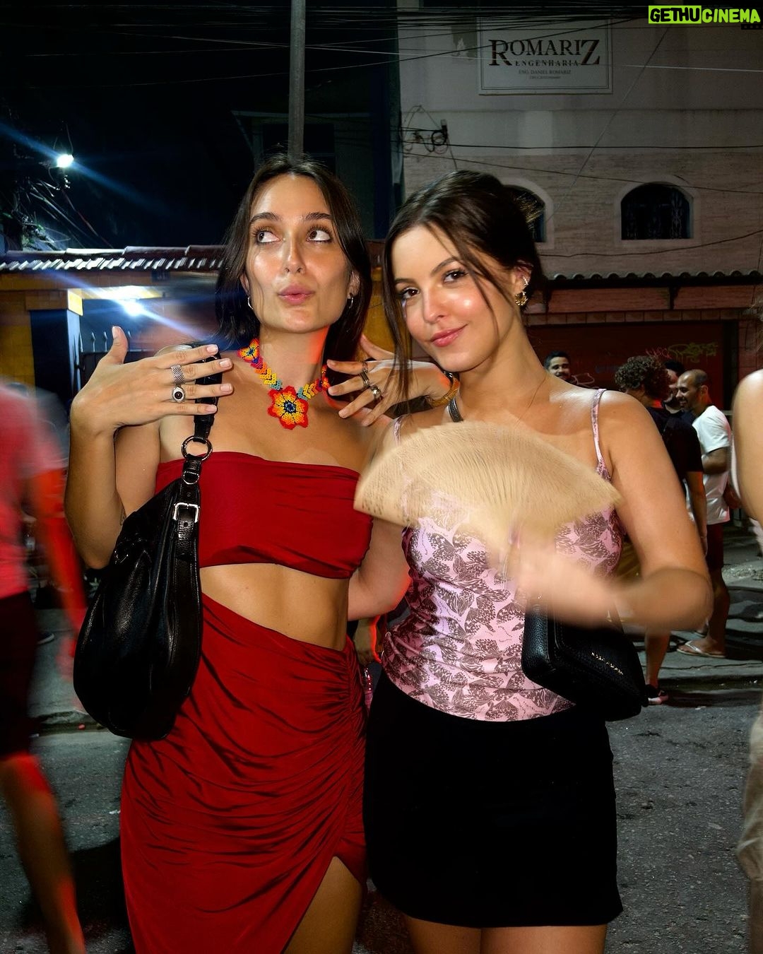 Júlia Gomes Instagram - Amigos, caipirinhas de limão, pirulitos e bolo de aniversário! 🩵 Rio de Janeiro, Rio de Janeiro
