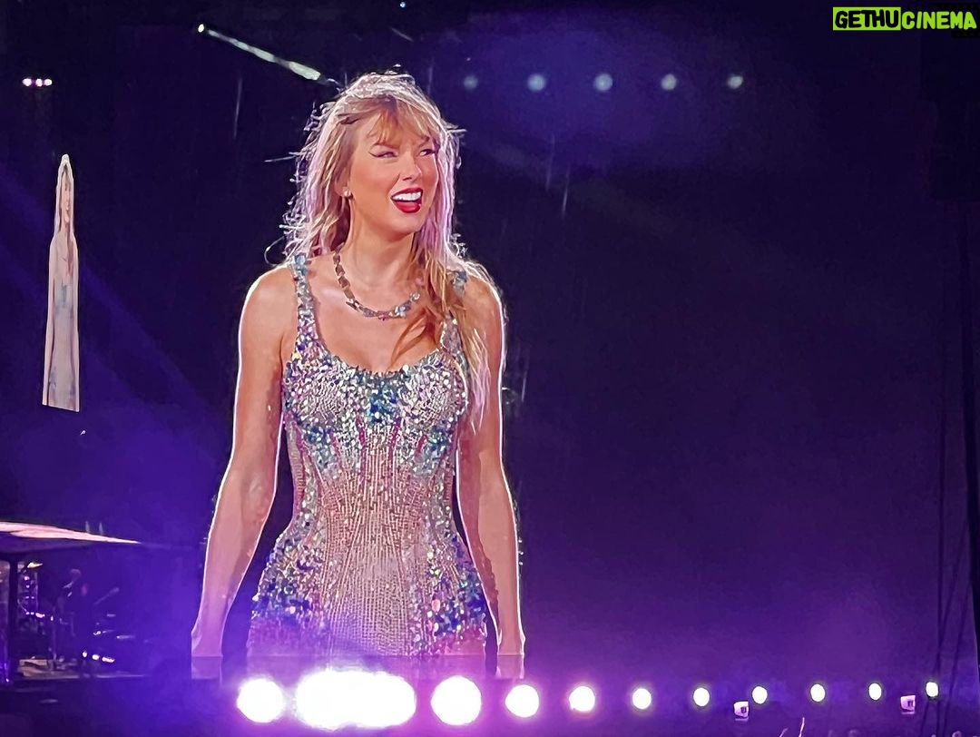 Júlia Gomes Instagram - 3 horas do melhor show que eu ja vi na minha vida vão ficar na minha memória pra sempre! 🩵⭐️ The Eras Tour é especial demais! Só quem é fã mesmo entende! 🫶🏻 Rio de Janeiro, Rio de Janeiro