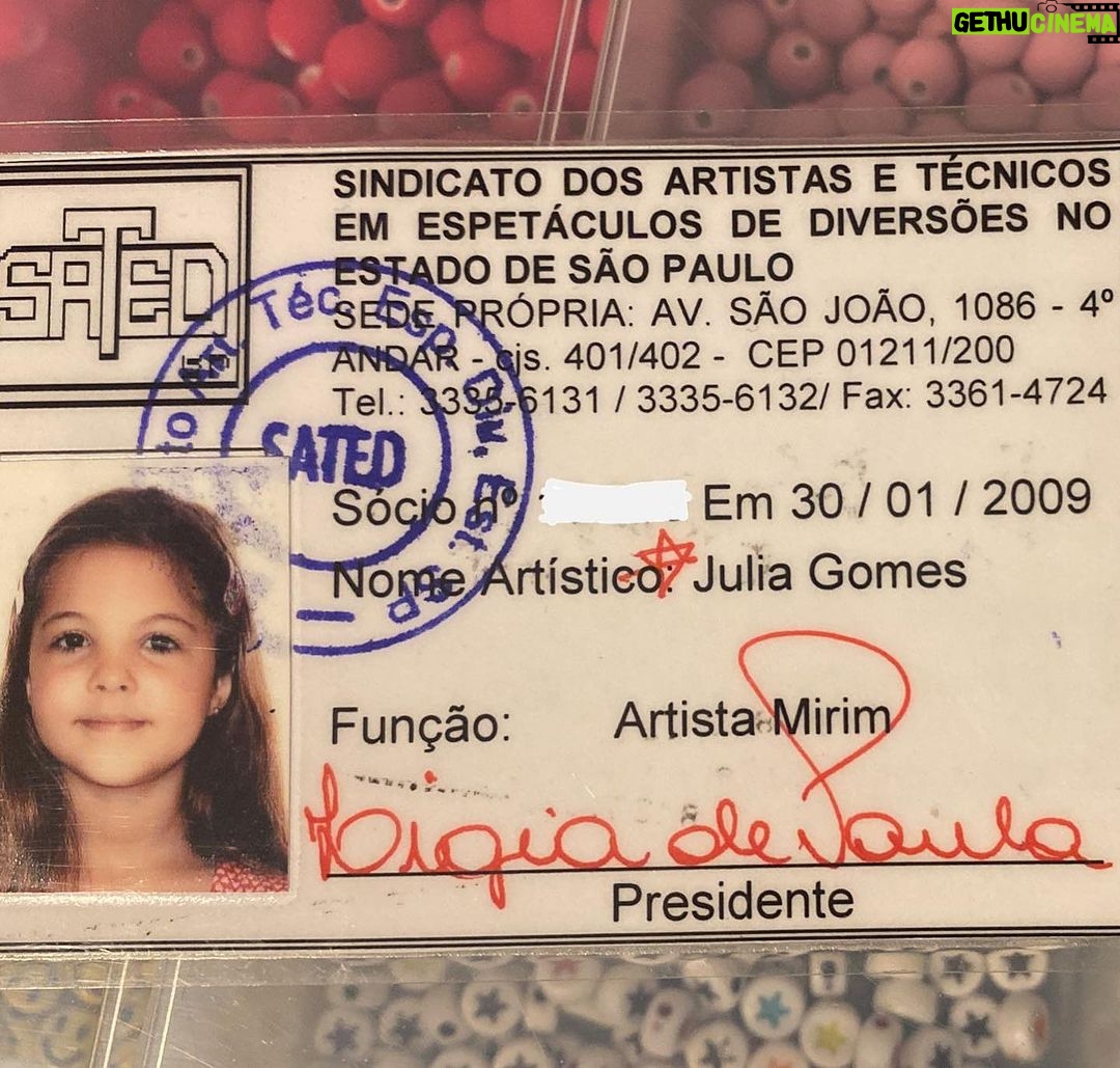 Júlia Gomes Instagram - Sim, na primeira foto vocês podem ver uma mini Julinha de 6 anos dando um autógrafo 🥹 Desde NENÉM praticamente ja fazendo o que eu mais amo! Feliz dia das crianças ❤️