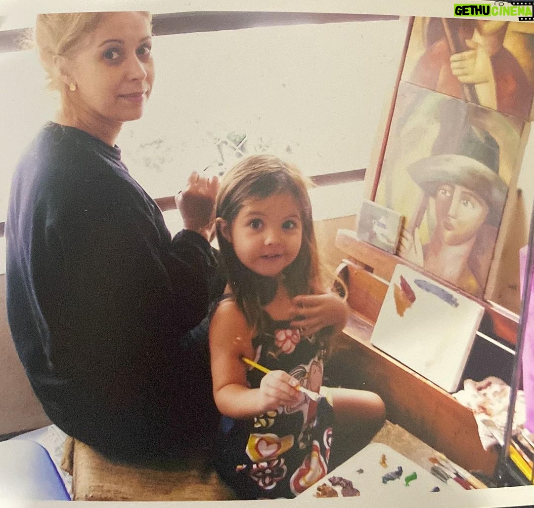 Júlia Gomes Instagram - Sim, na primeira foto vocês podem ver uma mini Julinha de 6 anos dando um autógrafo 🥹 Desde NENÉM praticamente ja fazendo o que eu mais amo! Feliz dia das crianças ❤️