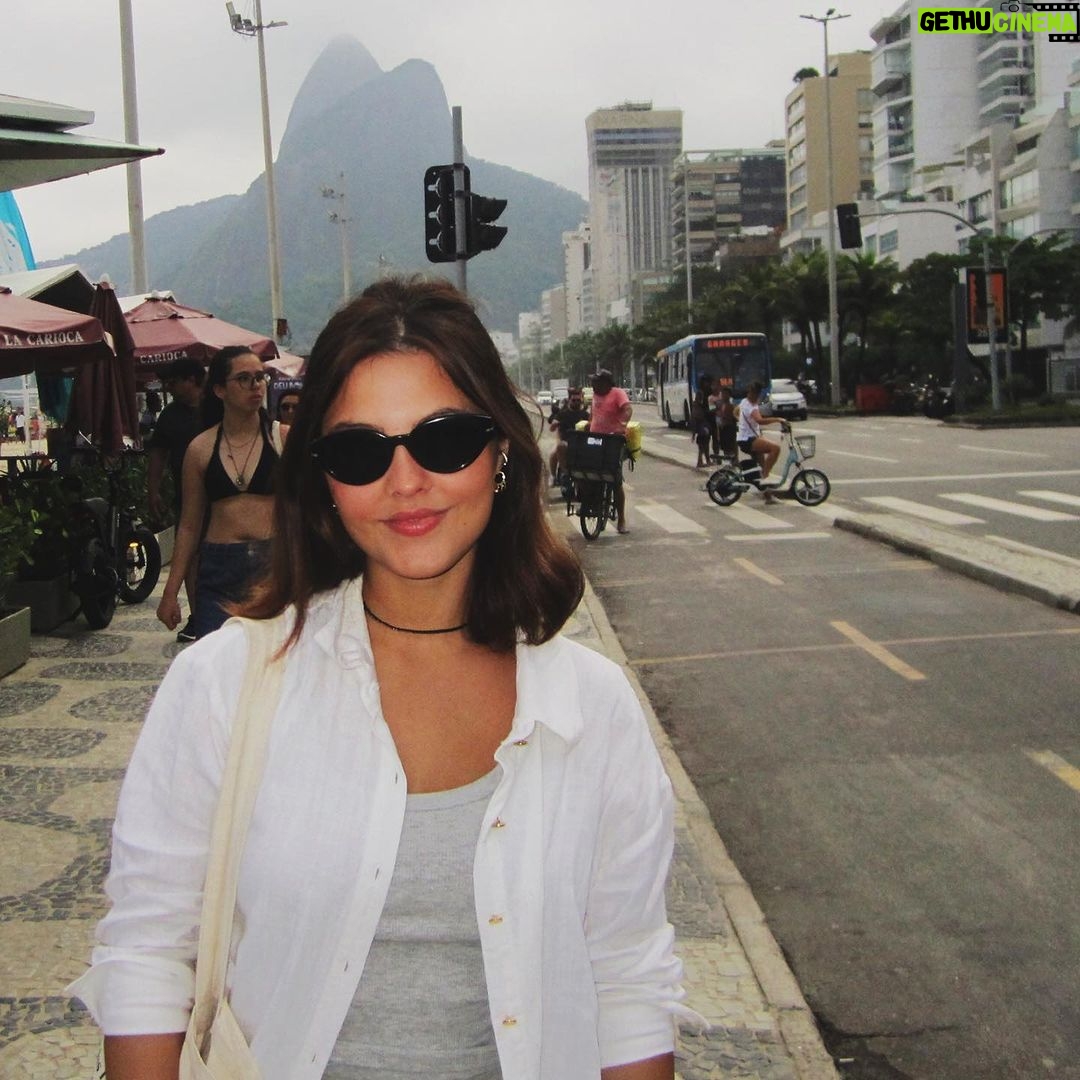 Júlia Gomes Instagram - Sabadamos no drink de caipirinha de limaun na praia do leblaum 🍋 Rio de Janeiro, Rio de Janeiro
