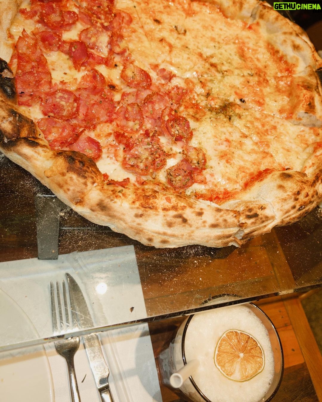 Júlia Gomes Instagram - Pizza night w/ Mamma (Jamma) 🩵 Rio de Janeiro, Rio de Janeiro