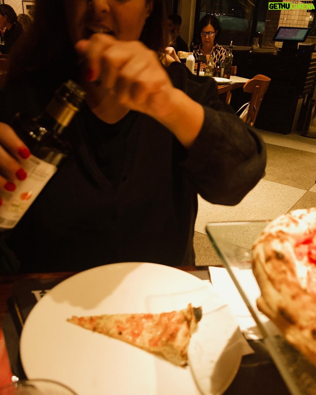 Júlia Gomes Instagram - Pizza night w/ Mamma (Jamma) 🩵 Rio de Janeiro, Rio de Janeiro