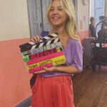 Júlia Gomes Instagram - Hoje no dia do ator eu vou mostrar um pouco da minha trajetória! Foi um grande caminho até chegar aqui! Começando com teatro musical quando tinha 6 aninhos interpretando a Gretel em A Noviça Rebelde! Com 8 anos fiz minha primeira novela, A Vida da Gente onde vivi a Sofia. Com 9 eu conheci a personagem Elisa em Amor Eterno Amor. Dei vida a Princesa Fiona em Shreck O Musical com 10 anos. Dos 11 aos 13 eu vivi a Marian em Chiquititas. Com 18 fiz meu primeiro filme, Confissões De Uma Garota Excluída, Valentina… Você é tão especial! Kaka, você também tornou o meu Verão Inesquecível, obrigada! Agora estou feliz de anunciar que mais um personagem novo está por vir, e nossa jornada continua… 🖤 Rio de Janeiro, Rio de Janeiro