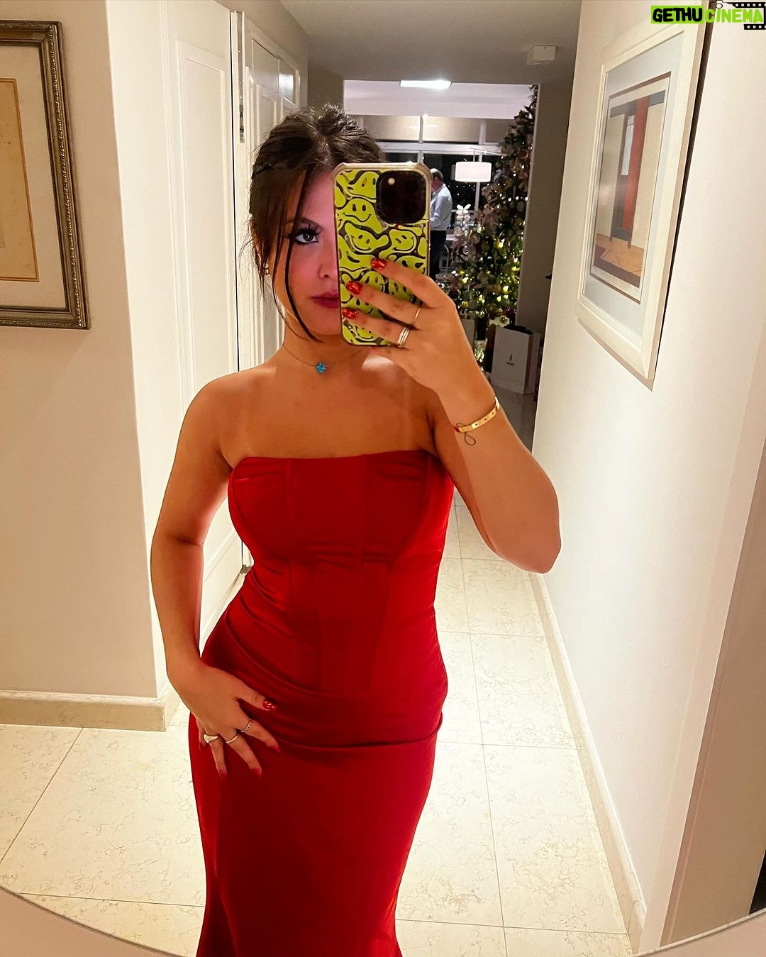 Júlia Gomes Instagram - Nesse Natal eu escolhi comemorar com esse vestido LINDO demais da @littbrasil ❤️ Feliz Natal para todos! 🎄🎁🥰 Rio de Janeiro, Rio de Janeiro