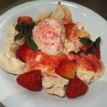 Júlia Gomes Instagram - Ymmyyyyyy!!! Alerta de sobremesa maravilhosa! Hoje almocei no @rascalrestaurante do @shoppingvillalobos e experimentei esse merengue DELICIOSO! Qual a sobremesa favorita de vocês? 🍓 Shopping VillaLobos