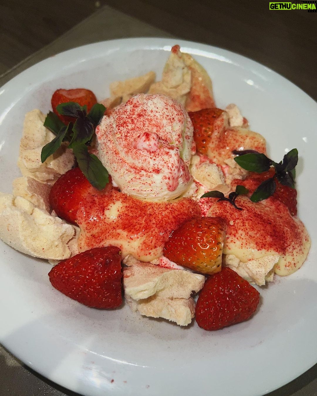 Júlia Gomes Instagram - Ymmyyyyyy!!! Alerta de sobremesa maravilhosa! Hoje almocei no @rascalrestaurante do @shoppingvillalobos e experimentei esse merengue DELICIOSO! Qual a sobremesa favorita de vocês? 🍓 Shopping VillaLobos