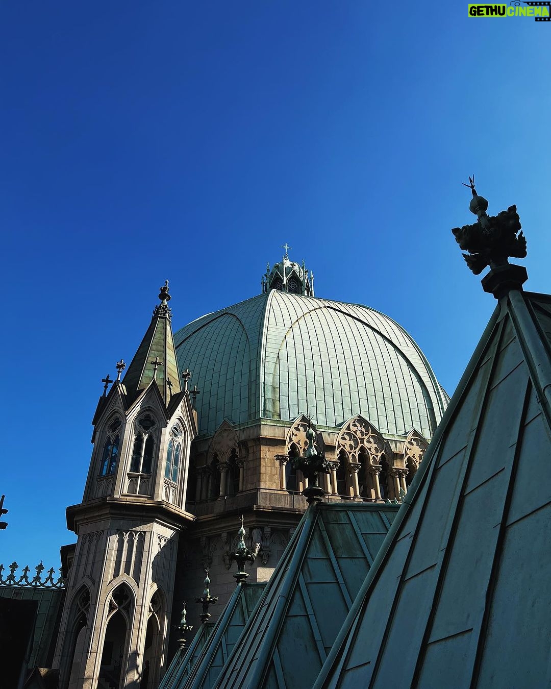 Júlia Gomes Instagram - Catedral Metropolitana de São Paulo, mais conhecida como Catedral da Sé! Localizada no centro de São Paulo ela é um dos pontos turísticos mais visitados por aqui! Você já conhece? Me conta ai nos comentários! 🫶🏻🤍