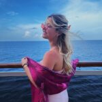 Júlia Gomes Instagram - Ja estou morrendo de saudades dessa viagem! Mas para matar a saudade queria deixar esse look especial registrado! Esse chale da nova coleção da @scarfme é lindo demais! além de ser super versátil é super charmoso, na cor rosa então… lindo demais 🩷 Ocean Cay, Bahamas