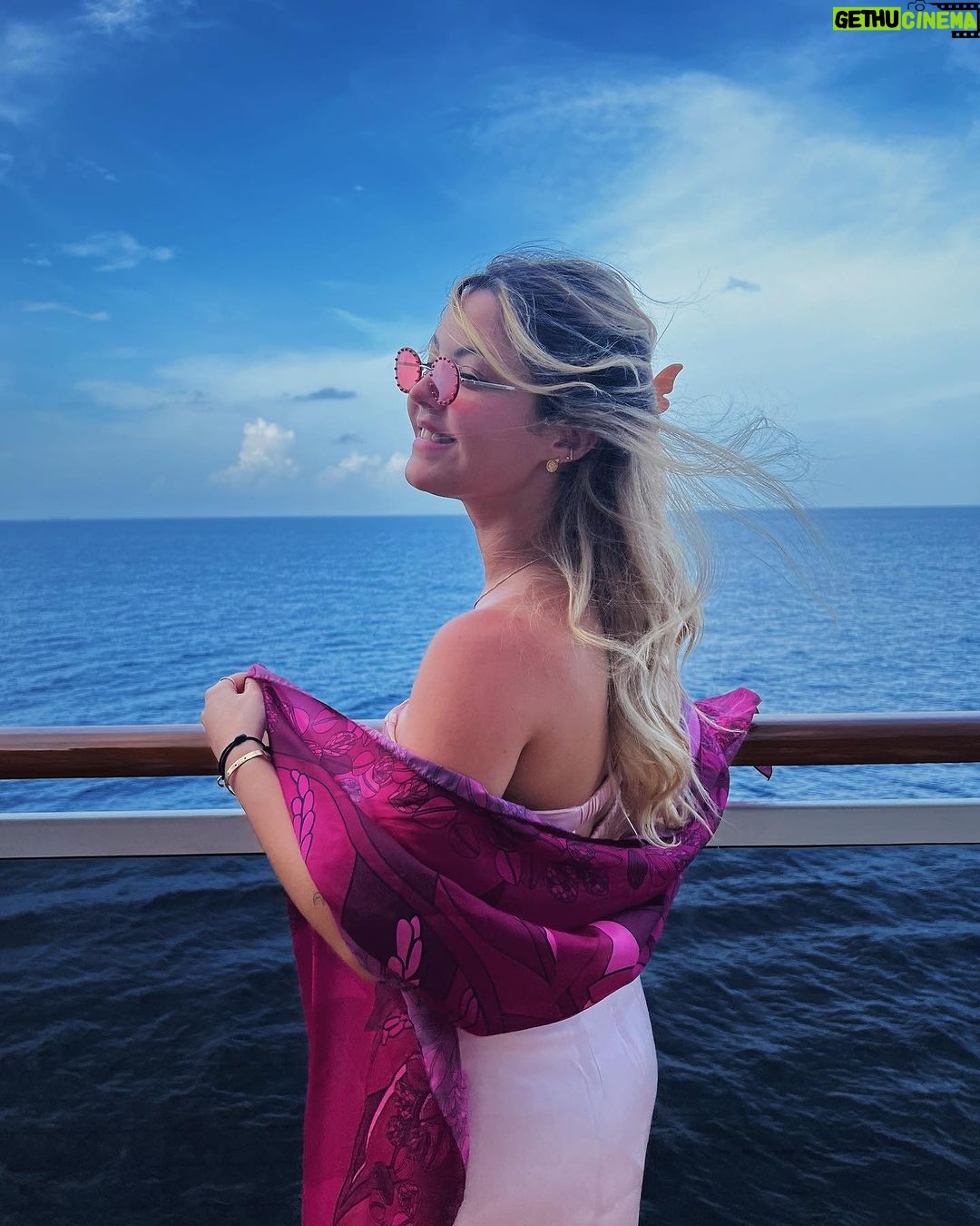 Júlia Gomes Instagram - Ja estou morrendo de saudades dessa viagem! Mas para matar a saudade queria deixar esse look especial registrado! Esse chale da nova coleção da @scarfme é lindo demais! além de ser super versátil é super charmoso, na cor rosa então… lindo demais 🩷 Ocean Cay, Bahamas
