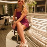 Júlia Gomes Instagram - A última noite do navio pede um look caprichado! Hoje apostei na minha sandália da @santa_lolla para essa noite tropical! Quantos momentos inesquecíveis! Ja estou com saudades 💜 Ocean Cay, Bahamas