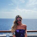 Júlia Gomes Instagram - Hoje montei um look super confortável usando meu lenço da @scarfme roxo pra contrastar com esse visual de mar azul e nao podia faltar meu óculos que comprei na @tramalab_ 💜 Aquele meu dia de compras no @shoppingvillalobos realmente rendeu não é mesmo? 🤩 Ocean Cay, Bahamas