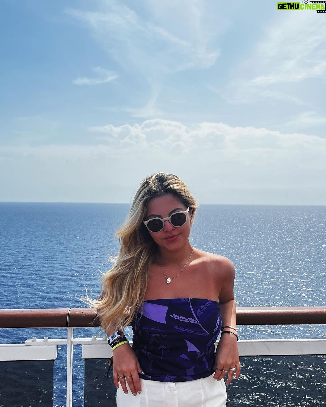 Júlia Gomes Instagram - Hoje montei um look super confortável usando meu lenço da @scarfme roxo pra contrastar com esse visual de mar azul e nao podia faltar meu óculos que comprei na @tramalab_ 💜 Aquele meu dia de compras no @shoppingvillalobos realmente rendeu não é mesmo? 🤩 Ocean Cay, Bahamas