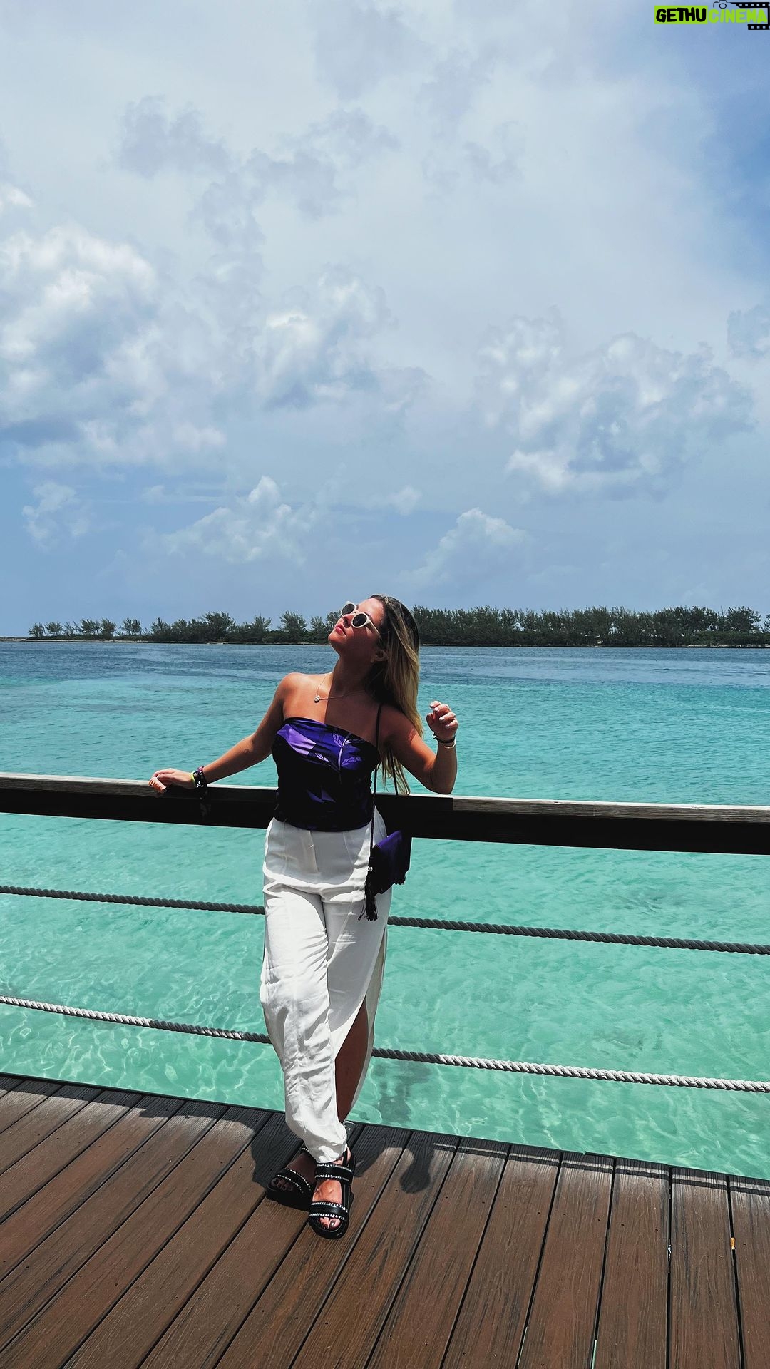 Júlia Gomes Instagram - Que lugar charmoso! 🇧🇸🩵 Nassau Bahamas