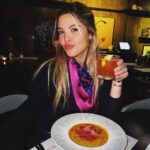 Júlia Gomes Instagram - Que delicia de jantar! Hoje conheci o restaurante @mirogastronomia através do @duogourmet que é um app incrível onde você pode conhecer novos restaurantes renomados no Brasil com o benefício de pedir dois pratos principais e pagar apenas um só, não é demais? 🤩 Obrigada pela cia @elisaannenbergpaglia 🤍 São Paulo, Brazil