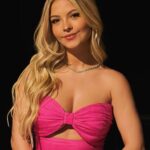 Júlia Gomes Instagram - Uma noite especial merece um vestido especial! Hoje meu look rosa de @agilitabrasil é um dos vestidos mais lindos que ja usei! A linha Fabulous não tem erro, ainda mais quando se trata de festas mais sofisticadas! E pra completar esse look especial, apostei em joias de esmeralda da @ayllabyisa porque sou apaixonada pela combinação verde e rosa! Gostaram? 💕🌟