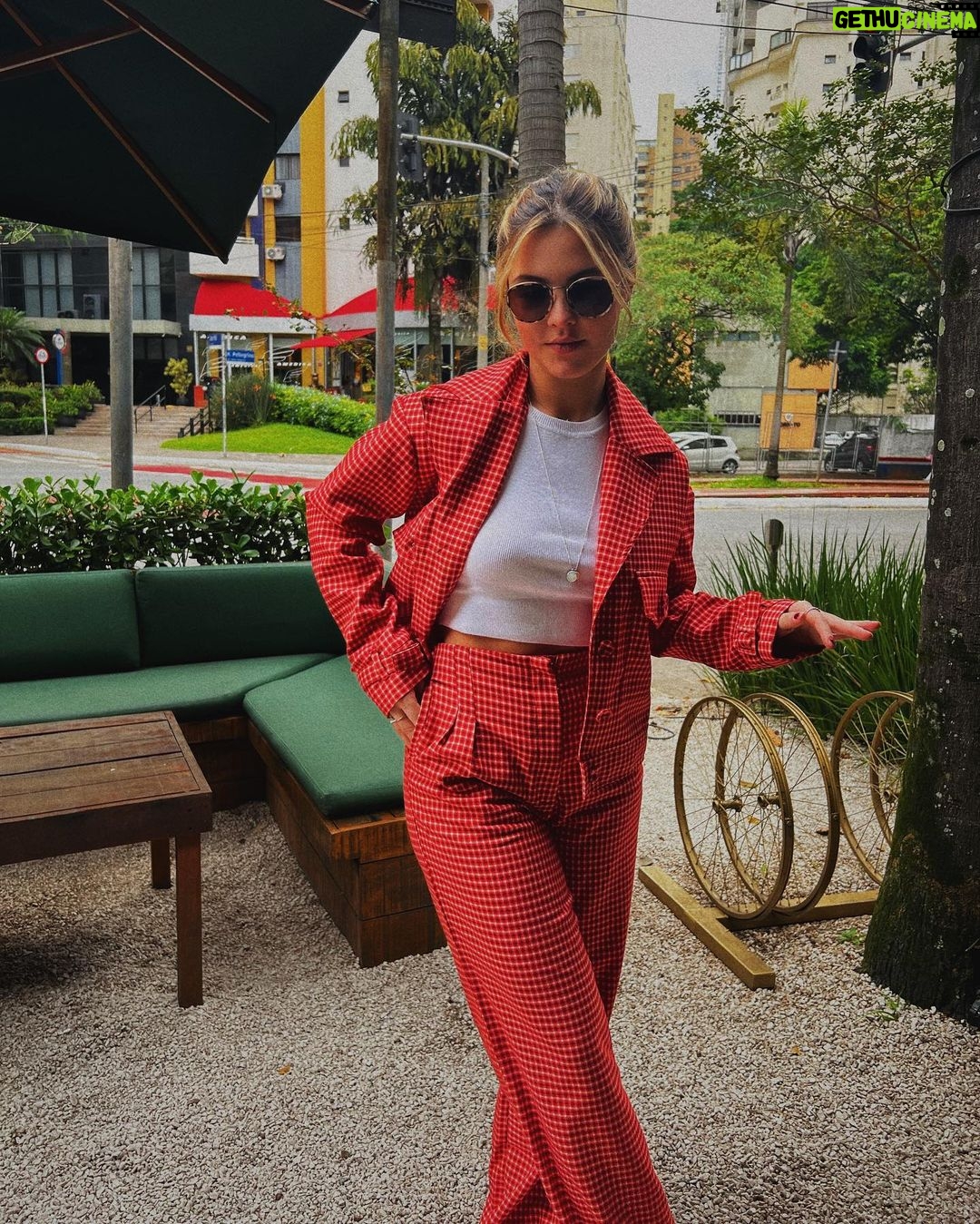 Júlia Gomes Instagram - Segundamos em São Paulo! Hoje eu to um pontinho vermelho com esse look de @littbrasil ❤️ São Paulo, Brazil