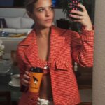 Júlia Gomes Instagram - Hoje o dia é feliz para nós, os amantes de café 🤎 Sextou de uma forma sensacional porque a @mais1.cafe está distribuindo 100 mil cafés para todos hoje! A promoção está rolando no Brasil INTEIRO!!!! Va até uma loja mais próxima de você e ganhe Mais Um Café 🌟