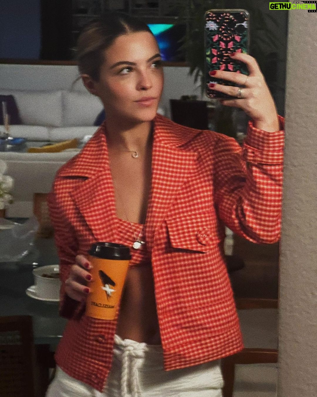 Júlia Gomes Instagram - Hoje o dia é feliz para nós, os amantes de café 🤎 Sextou de uma forma sensacional porque a @mais1.cafe está distribuindo 100 mil cafés para todos hoje! A promoção está rolando no Brasil INTEIRO!!!! Va até uma loja mais próxima de você e ganhe Mais Um Café 🌟