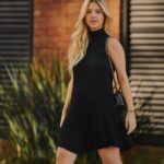 Júlia Gomes Instagram - O look de hoje é o meu favorito dessa coleção da @littbrasil 💚 Apostei em um vestido pretinho básico, estiloso e confortável para conferir a nova coleção de verão no showroom da litt! Acompanhem meus stories pra saber mais sobre meu dia 🌟 São Paulo, Brazil