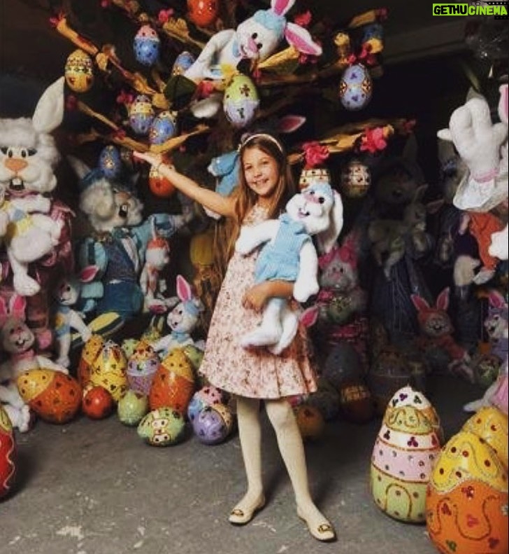 Júlia Gomes Instagram - Feliz Páscoa! Que seja um momento de renovação, amor e esperança em nossas vidas 🐰🌟❤️