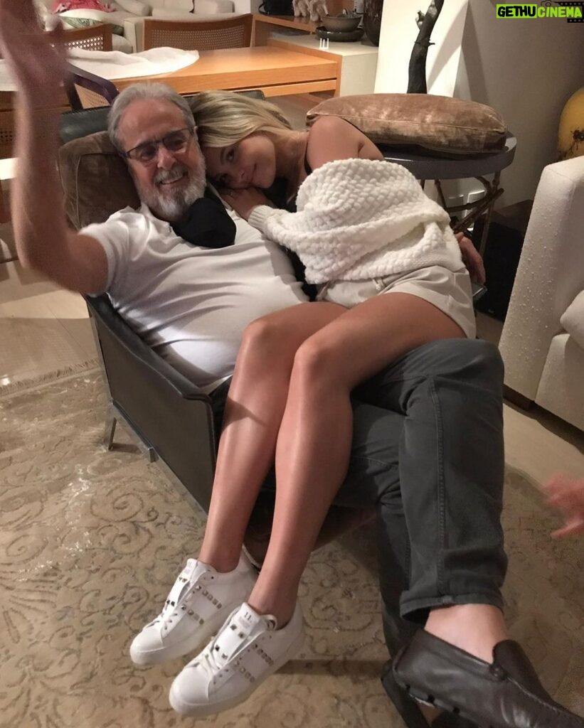 Júlia Gomes Instagram - Feliz dia dos pais pro melhor pai avô que eu poderia ter! Você é especial demais! Amo todos os nossos momentos juntos! TE AMO papai ❤️