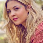Júlia Gomes Instagram - Quando a gente acredita, quando a gente sonha, quando a gente da tudo de si e joga pro universo as energias mais positivas possíveis, acreditem, dá certo e eu sou a prova viva disso! A minha fé naquilo que eu realmente quero nunca foi embora, ela segue mais forte do que nunca! Eu estou no caminho certo 🤍
