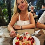 Júlia Gomes Instagram - Ymmyyyyyy!!! Alerta de sobremesa maravilhosa! Hoje almocei no @rascalrestaurante do @shoppingvillalobos e experimentei esse merengue DELICIOSO! Qual a sobremesa favorita de vocês? 🍓 Shopping VillaLobos