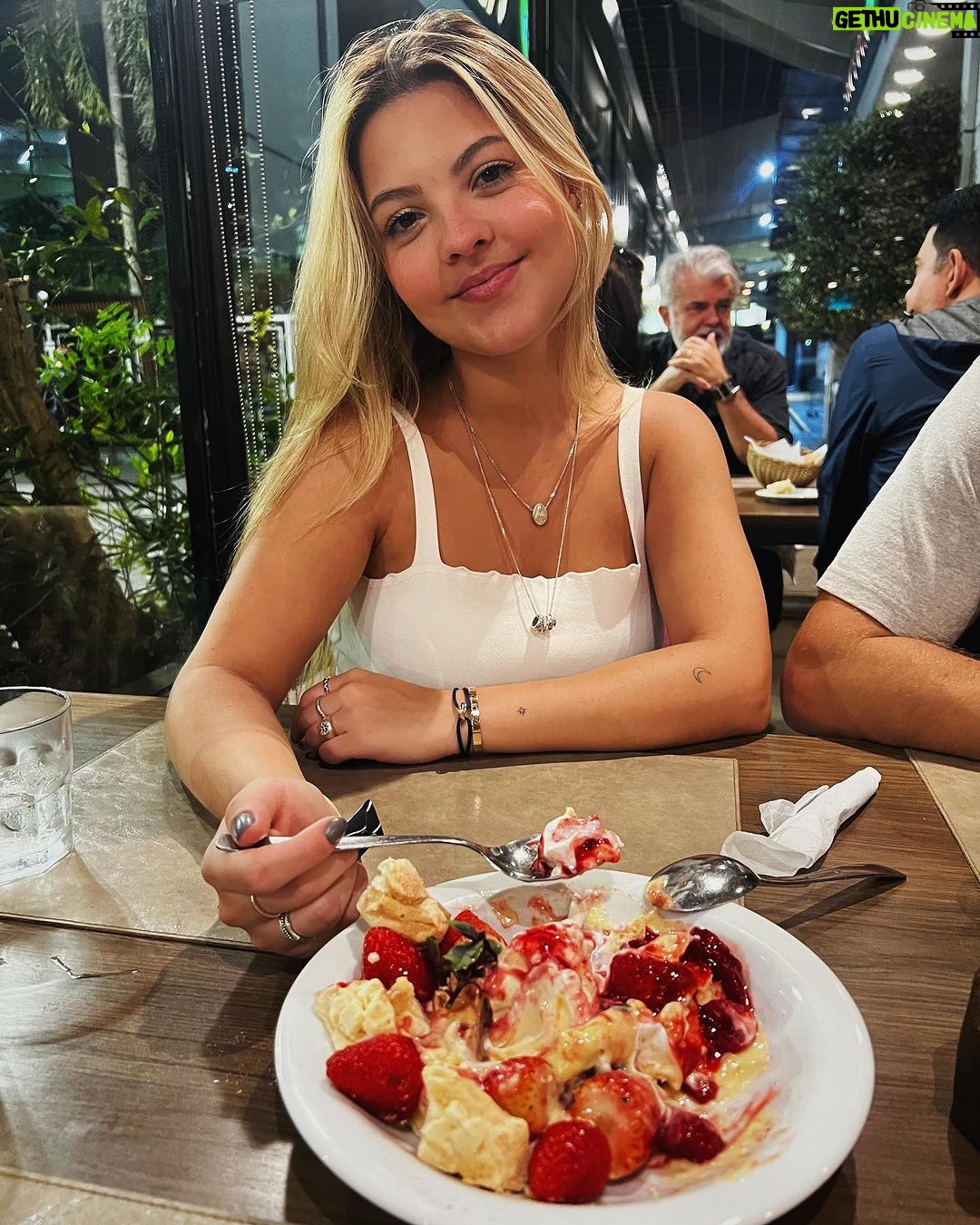 Júlia Gomes Instagram - Ymmyyyyyy!!! Alerta de sobremesa maravilhosa! Hoje almocei no @rascalrestaurante do @shoppingvillalobos e experimentei esse merengue DELICIOSO! Qual a sobremesa favorita de vocês? 🍓 Shopping VillaLobos