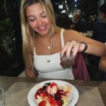 Júlia Gomes Instagram - Ymmyyyyyy!!! Alerta de sobremesa maravilhosa! Hoje almocei no @rascalrestaurante do @shoppingvillalobos e experimentei esse merengue DELICIOSO! Qual a sobremesa favorita de vocês? 🍓 Shopping VillaLobos