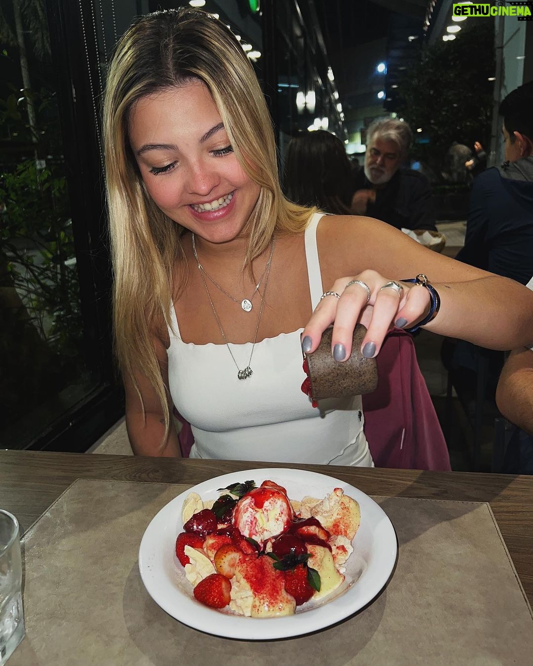Júlia Gomes Instagram - Ymmyyyyyy!!! Alerta de sobremesa maravilhosa! Hoje almocei no @rascalrestaurante do @shoppingvillalobos e experimentei esse merengue DELICIOSO! Qual a sobremesa favorita de vocês? 🍓 Shopping VillaLobos