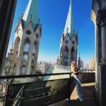 Júlia Gomes Instagram - Catedral Metropolitana de São Paulo, mais conhecida como Catedral da Sé! Localizada no centro de São Paulo ela é um dos pontos turísticos mais visitados por aqui! Você já conhece? Me conta ai nos comentários! 🫶🏻🤍
