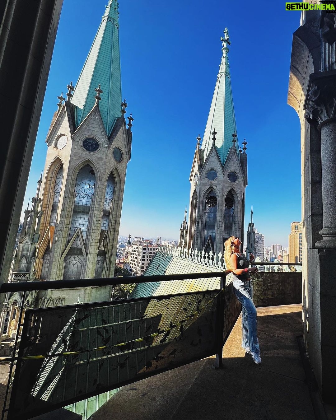 Júlia Gomes Instagram - Catedral Metropolitana de São Paulo, mais conhecida como Catedral da Sé! Localizada no centro de São Paulo ela é um dos pontos turísticos mais visitados por aqui! Você já conhece? Me conta ai nos comentários! 🫶🏻🤍