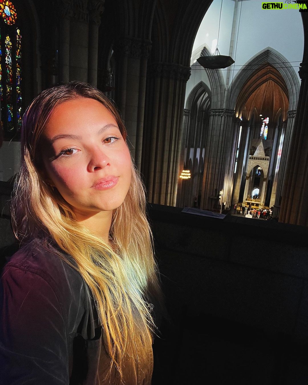 Júlia Gomes Instagram - Catedral Metropolitana de São Paulo, mais conhecida como Catedral da Sé! Localizada no centro de São Paulo ela é um dos pontos turísticos mais visitados por aqui! Você já conhece? Me conta ai nos comentários! 🫶🏻🤍