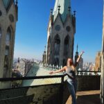 Júlia Gomes Instagram - Catedral Metropolitana de São Paulo, mais conhecida como Catedral da Sé! Localizada no centro de São Paulo ela é um dos pontos turísticos mais visitados por aqui! Você já conhece? Me conta ai nos comentários! 🫶🏻🤍