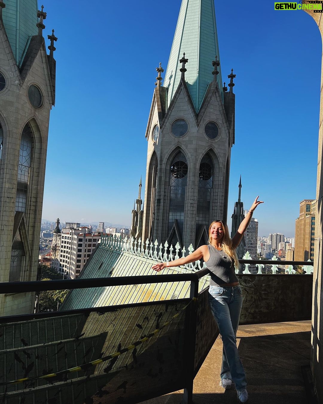 Júlia Gomes Instagram - Catedral Metropolitana de São Paulo, mais conhecida como Catedral da Sé! Localizada no centro de São Paulo ela é um dos pontos turísticos mais visitados por aqui! Você já conhece? Me conta ai nos comentários! 🫶🏻🤍