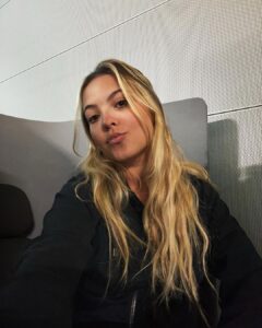 Júlia Gomes Instagram - Infelizmente a viagem chegou ao fim, mas foi tudo 100x mais especial por conta da @sestinioficial que esteve comigo durante a viagem toda!!! E minhas escolhas de mala fizeram sucesso viu! ❤️🫶🏻🥰 São Paulo, Brazil