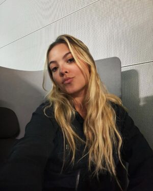 Júlia Gomes Instagram - Infelizmente a viagem chegou ao fim, mas foi tudo 100x mais especial por conta da @sestinioficial que esteve comigo durante a viagem toda!!! E minhas escolhas de mala fizeram sucesso viu! ❤️🫶🏻🥰