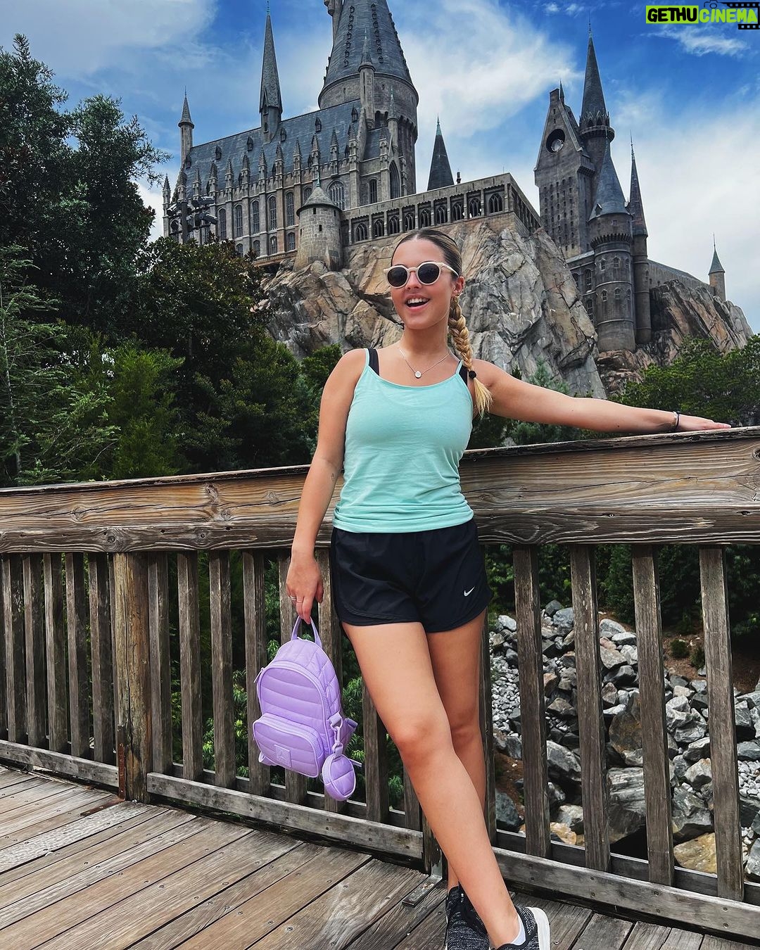 Júlia Gomes Instagram - Que saudades que eu estava de Orlando! Fazer parque é tão gostoso! Amei cada segundinho aqui! Muito obrigada @worldvacationhomes pela casa especial que passamos nesses dias incríveis! 🩵👋🏼🌟 Universal Studios