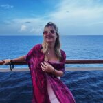 Júlia Gomes Instagram - Ja estou morrendo de saudades dessa viagem! Mas para matar a saudade queria deixar esse look especial registrado! Esse chale da nova coleção da @scarfme é lindo demais! além de ser super versátil é super charmoso, na cor rosa então… lindo demais 🩷 Ocean Cay, Bahamas