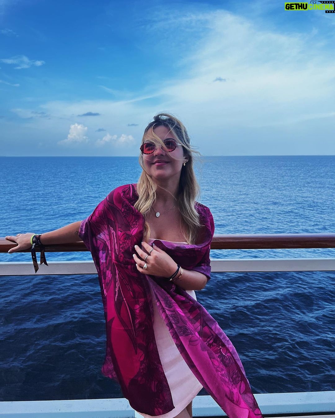 Júlia Gomes Instagram - Ja estou morrendo de saudades dessa viagem! Mas para matar a saudade queria deixar esse look especial registrado! Esse chale da nova coleção da @scarfme é lindo demais! além de ser super versátil é super charmoso, na cor rosa então… lindo demais 🩷 Ocean Cay, Bahamas