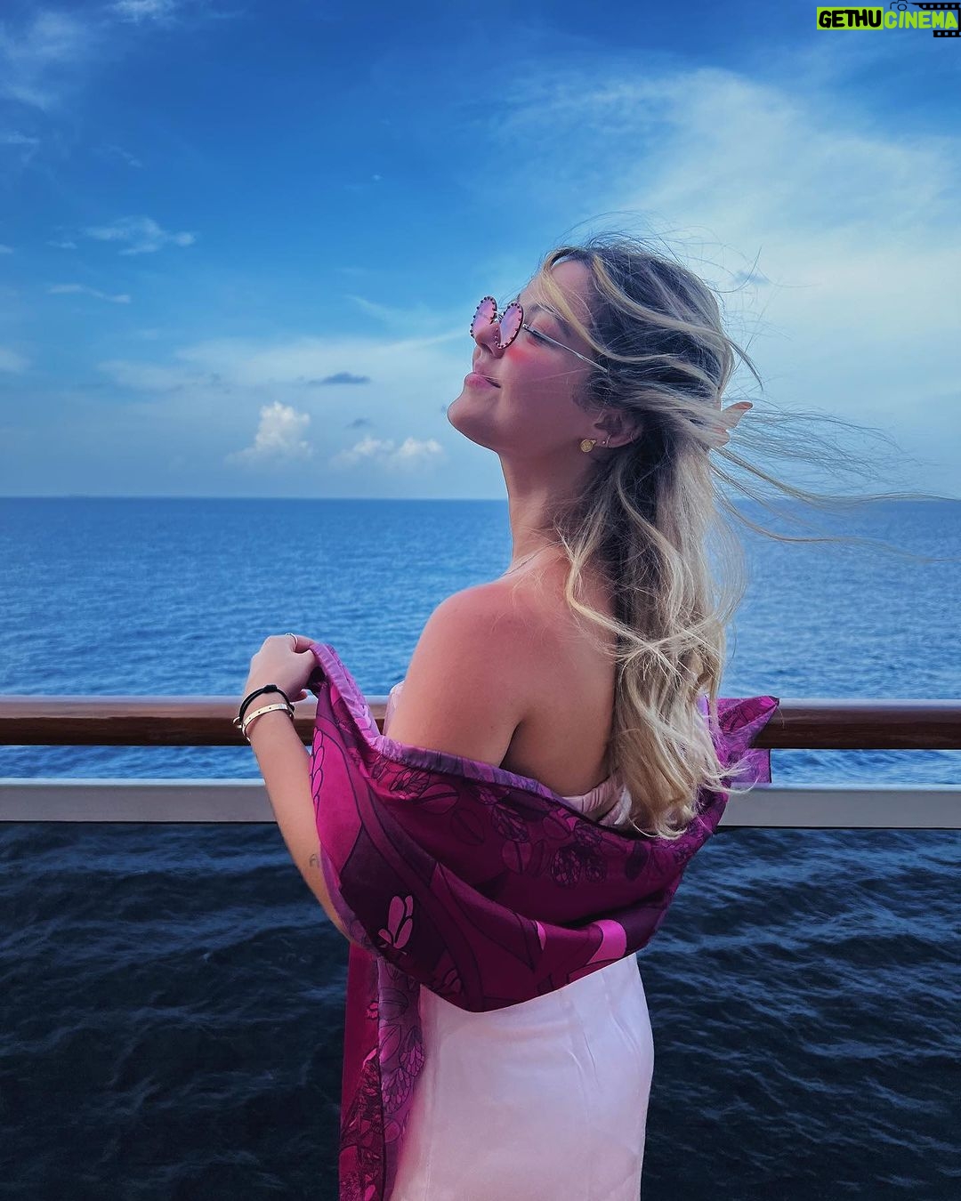 Júlia Gomes Instagram - Ja estou morrendo de saudades dessa viagem! Mas para matar a saudade queria deixar esse look especial registrado! Esse chale da nova coleção da @scarfme é lindo demais! além de ser super versátil é super charmoso, na cor rosa então… lindo demais 🩷 Ocean Cay, Bahamas
