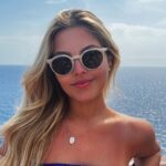 Júlia Gomes Instagram - Hoje montei um look super confortável usando meu lenço da @scarfme roxo pra contrastar com esse visual de mar azul e nao podia faltar meu óculos que comprei na @tramalab_ 💜 Aquele meu dia de compras no @shoppingvillalobos realmente rendeu não é mesmo? 🤩 Ocean Cay, Bahamas