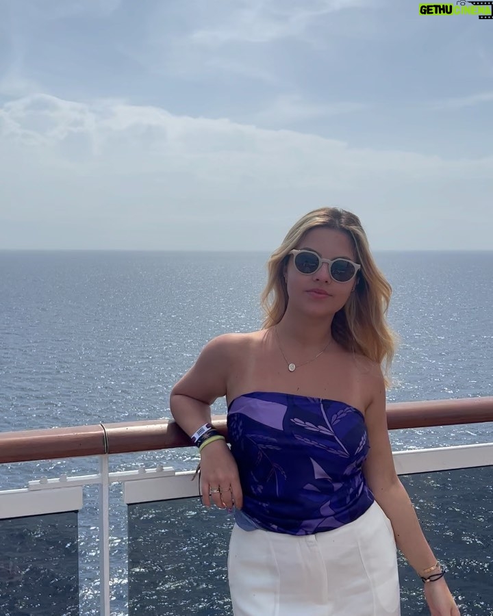 Júlia Gomes Instagram - Hoje montei um look super confortável usando meu lenço da @scarfme roxo pra contrastar com esse visual de mar azul e nao podia faltar meu óculos que comprei na @tramalab_ 💜 Aquele meu dia de compras no @shoppingvillalobos realmente rendeu não é mesmo? 🤩 Ocean Cay, Bahamas