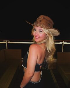 Júlia Gomes Instagram - A noite do chapéu foi emocionante, com direito a show da Família Lima, Sandy e para encerrar, Chitãozinho e Xororó! Inesquecível! ❤️🤠 Nassau Cruise Port