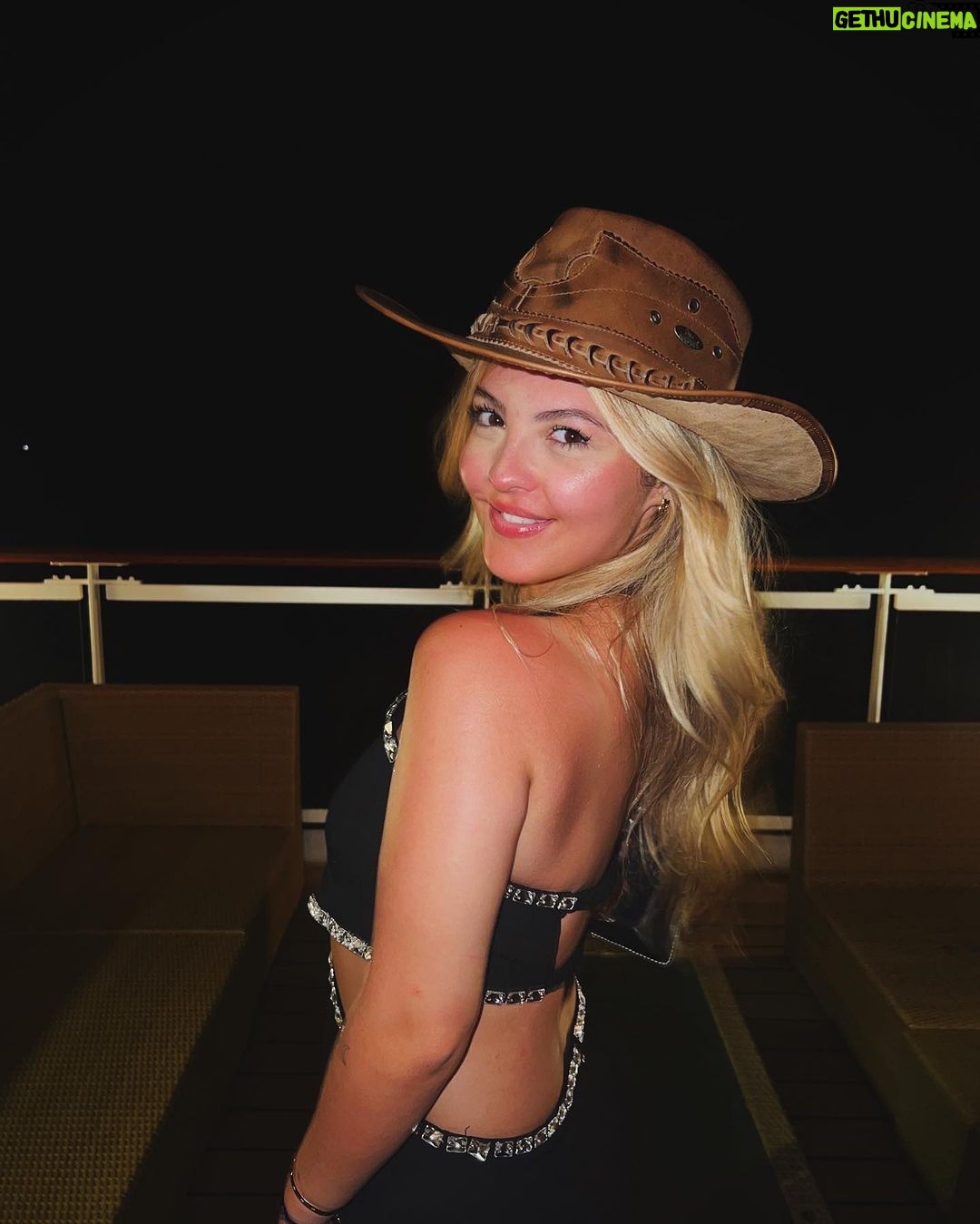 Júlia Gomes Instagram - A noite do chapéu foi emocionante, com direito a show da Família Lima, Sandy e para encerrar, Chitãozinho e Xororó! Inesquecível! ❤️🤠 Nassau Cruise Port